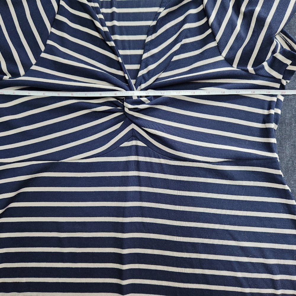 NWOT Torrid Navy and Taupe Ribbed Knit Twist Front Short Sleeve Dress - Size 2 - Picture 4 of 6